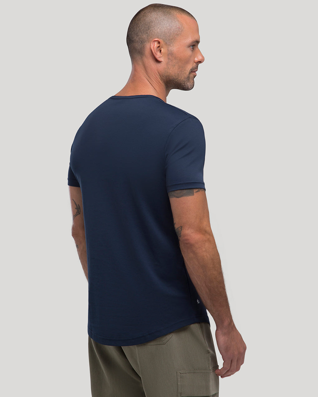 PLAYERA CREW CURVE-HEM PREMIUM